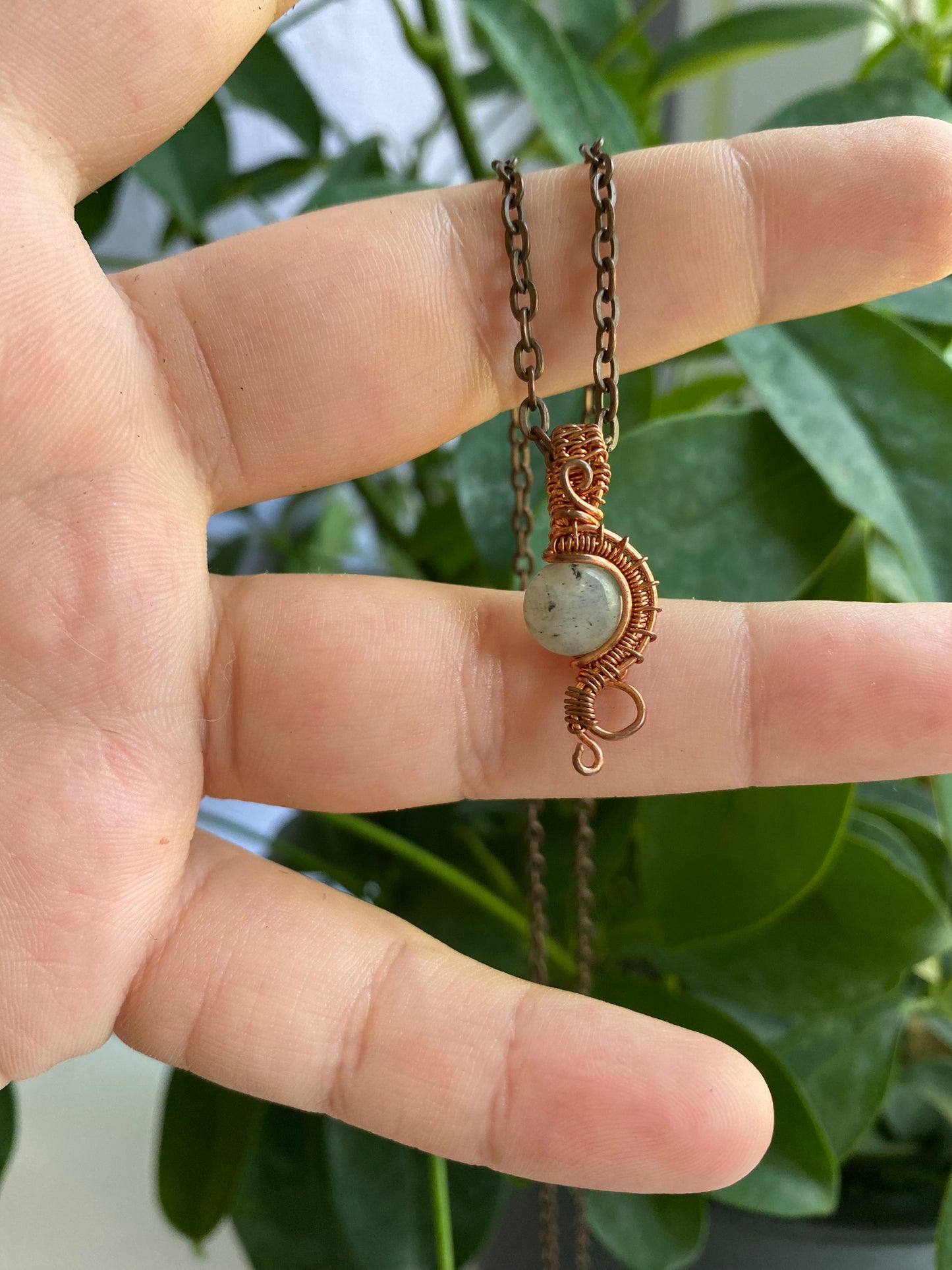 Elegant Labradorite Crystal Pendant - A Touch of Magic